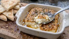 Baked feta with sesame & honey – a creamy Greek-style starter in 25 minutes