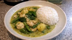 One-pan Thai green chicken curry with potatoes and green beans (creamy, fragrant, easy)