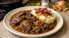 Lamb’s liver and onions with bacon – a quick one-pan supper with rich gravy