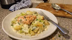 Creamy salmon, leek & potato traybake – a cosy midweek dinner with minimal washing-up