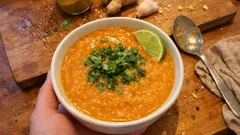 Sweet potato & red lentil soup with curry, ginger and lime – creamy without cream