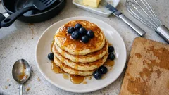 Fluffy American-style pancakes in one bowl – a reliable weekend brunch recipe