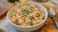 Creamy salmon and pea pasta with crème fraîche – ready in about 20 minutes